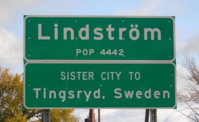 Lindstrom Population &amp; Sister City Signs- photo by Sven Sjostedt